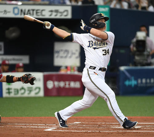 オリックス対楽天　1回裏オリックス1死一、三塁、吉田正は先制犠飛を放つ（撮影・渦原淳）