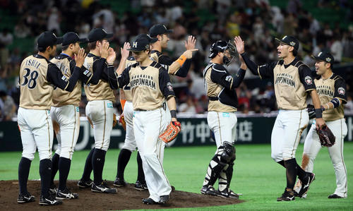 ソフトバンク対日本ハム　ソフトバンクに勝利喜ぶ日本ハムナイン（撮影・栗木一考）