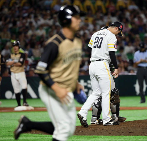 ソフトバンク対日本ハム　9回表日本ハム2死満塁、宇佐見に勝ち越しとなる押し出し四球を与える甲斐野（撮影・栗木一考）