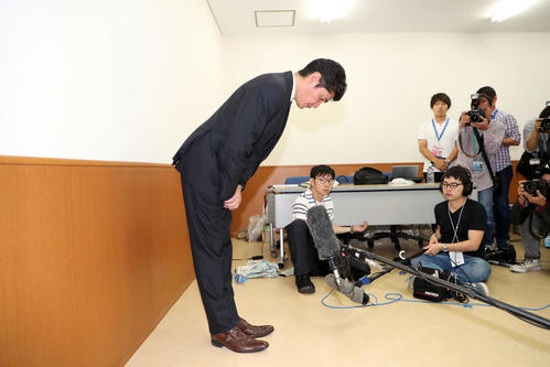 綾部の条例違反について頭を下げるDeNA三原球団代表（撮影・鈴木正人）