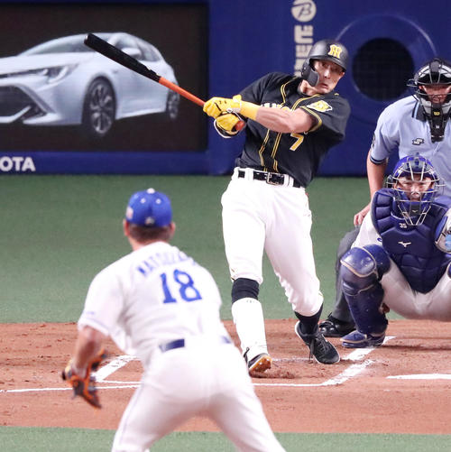 中日対阪神　1回表阪神無死一、三塁、先制の中犠飛を放つ糸井。投手松坂（撮影・加藤哉）