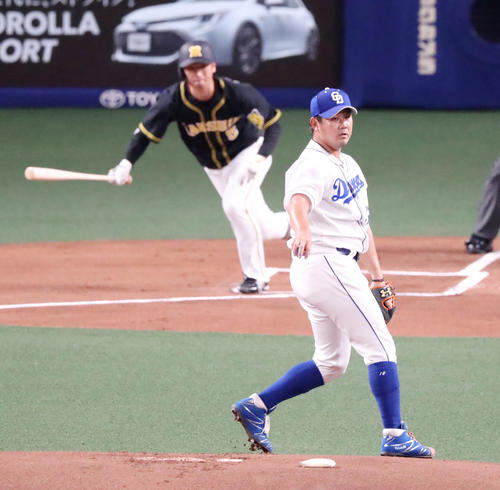 中日対阪神　1回表阪神無死、先頭打者近本に中前打を許す松坂（撮影・加藤哉）