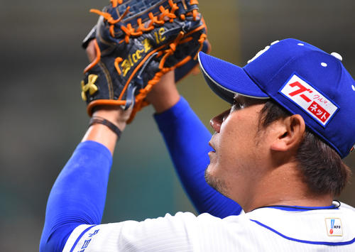 試合開始前、遠投で調整をする松坂大輔（撮影・森本幸一）
