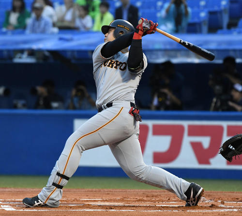ヤクルト対巨人　1回表巨人2死一塁、岡本は中越え2点本塁打を放つ（撮影・山崎安昭）