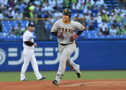 ヤクルト対巨人　1回表巨人2死一塁、2点本塁打を放ちダイヤモンドを回る岡本（撮影・山崎安昭）
