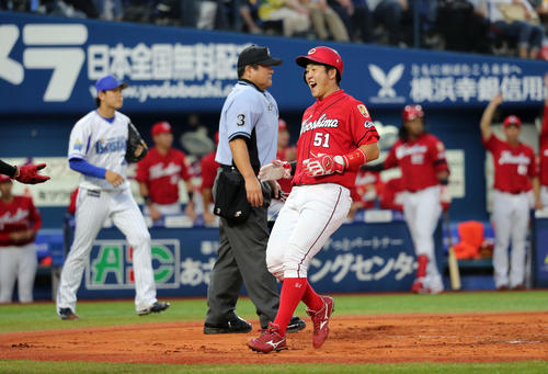 DeNA対広島　2回表広島1死満塁、西川の右前適時打で生還し笑顔を見せる小園、左はDeNA上茶谷（撮影・鈴木正人）