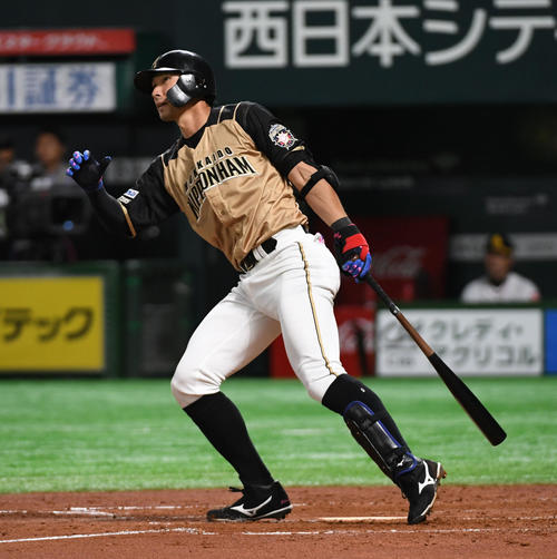 4回表日本ハム無死、大田泰示は左越えにソロ本塁打を放つ（撮影・今浪浩三）
