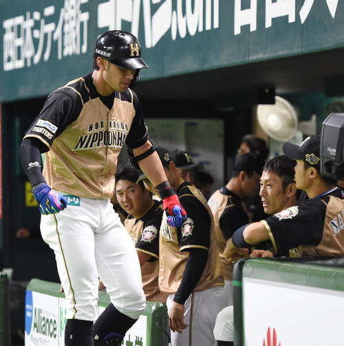 4回表日本ハム無死、大田泰示は左越えにソロ本塁打を放ちベンチ前でマッスルポーズ（撮影・今浪浩三）