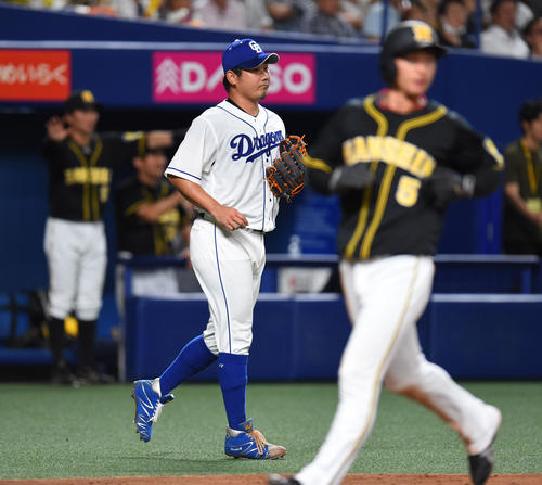 3回表阪神2死一、二塁、糸井嘉男に適時二塁打を打たれた松坂大輔（撮影・森本幸一）