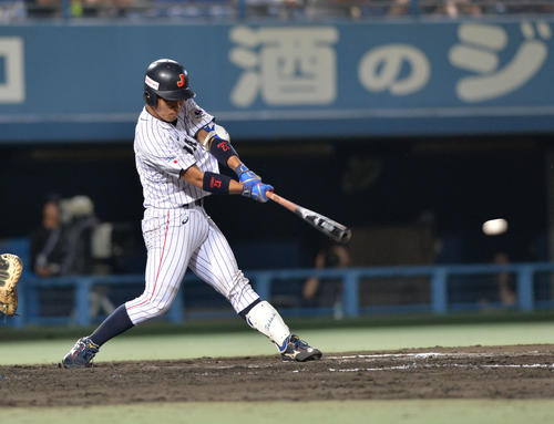 米国対日本　7回裏日本2死三塁、左前に適時打を放つ海野隆司（撮影・和賀正仁）