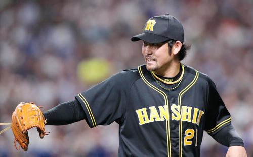 中日対阪神　5回裏中日1死一、二塁、堂上を併殺打に打ち取り、笑顔でベンチへ戻る岩田（撮影・前田充）