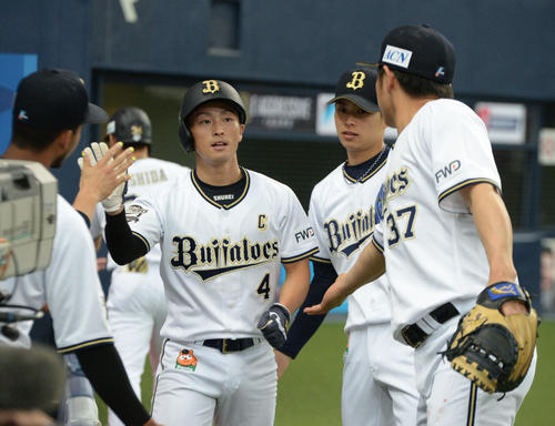 オリックス対楽天　1回裏オリックス1死一、三塁、吉田正尚の先制犠飛で生還した福田を迎える山岡（右から2人目）ら（撮影・渦原淳）