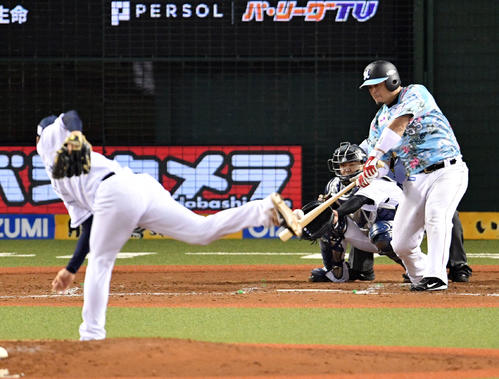 西武対ロッテ　5回表ロッテ1死一塁、細川は左前打を放つ（撮影・滝沢徹郎）