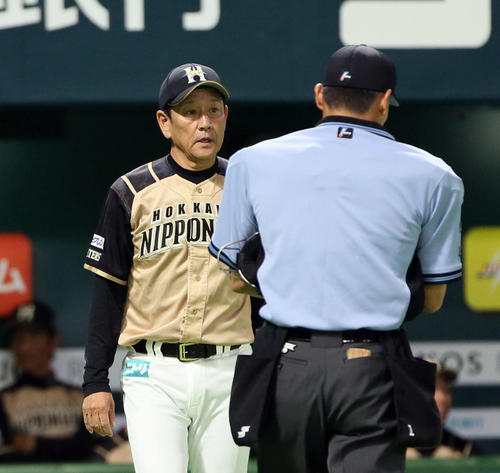 5回裏ソフトバンク2死一塁、公文に交代を出す栗山監督（撮影・栗木一考）
