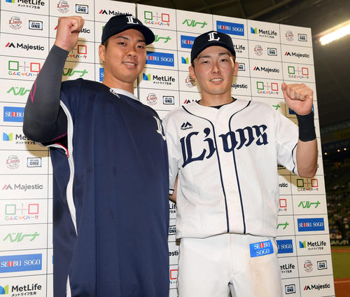 西武対ロッテ　お立ち台で笑顔を見せる西武十亀（左）と源田（撮影・たえ見朱実）