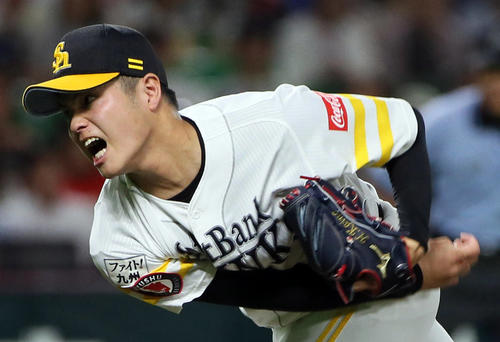 ソフトバンク対日本ハム　4番手で登板する甲斐野央（撮影・栗木一考）