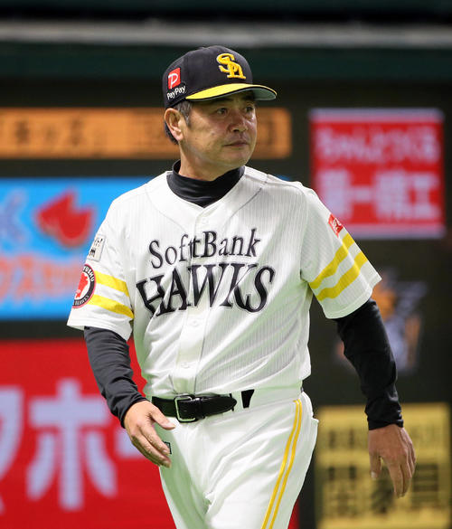ソフトバンク対日本ハム　7回、投手交代を告げる工藤監督（撮影・栗木一考）