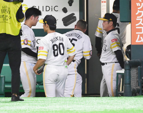 ソフトバンク対日本ハム　日本ハムに2連敗を喫しベンチでナインを見送る工藤公康監督（右）（撮影・今浪浩三）
