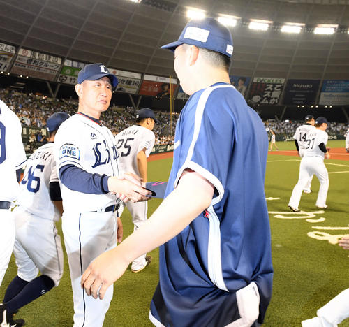 西武対ロッテ　ロッテに勝利し十亀剣（右）と握手を交わす西武辻発彦監督（撮影・たえ見朱実）