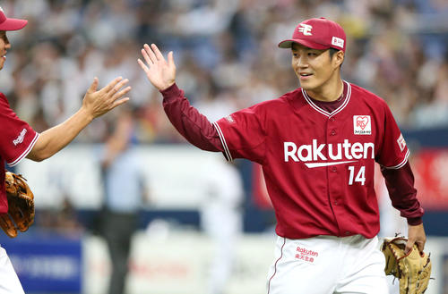 オリックス対楽天　則本昂大は2回を3人で終え笑顔を見せる（撮影・上山淳一）