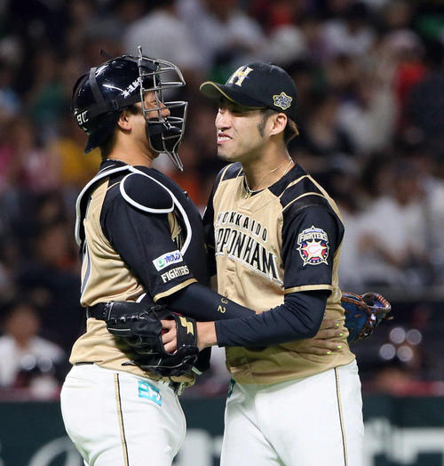 ソフトバンク対日本ハム　ソフトバンクに逆転勝利し抱き合う宇佐見（左）と秋吉（撮影・栗木一考）