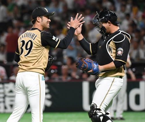 ソフトバンク対日本ハム　9回を抑え捕手の宇佐見（右）とタッチを交わす秋吉（撮影・今浪浩三）
