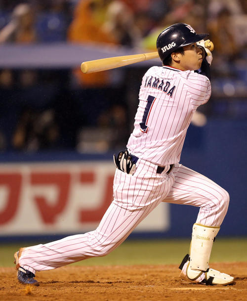 ヤクルト対巨人　5回裏ヤクルト無死、ソロ本塁打を放ったかに思われた山田哲だったが、リクエストの結果、ファウルとなる（撮影・狩俣裕三）