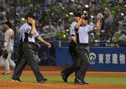 ヤクルト対巨人　5回裏ヤクルト無死、山田哲の右翼ポール際への大飛球でVTR検証へ向かう審判団（撮影・山崎安昭）