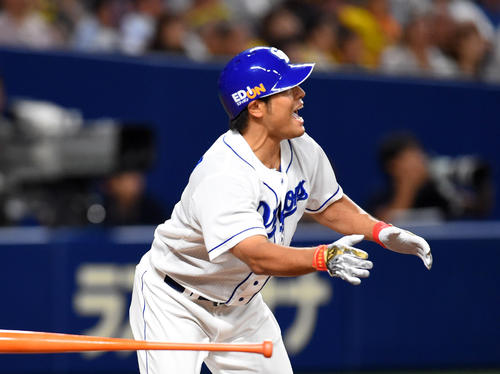 9回裏中日1死一塁、右中間へ二塁打を放った平田良介（撮影・森本幸一）