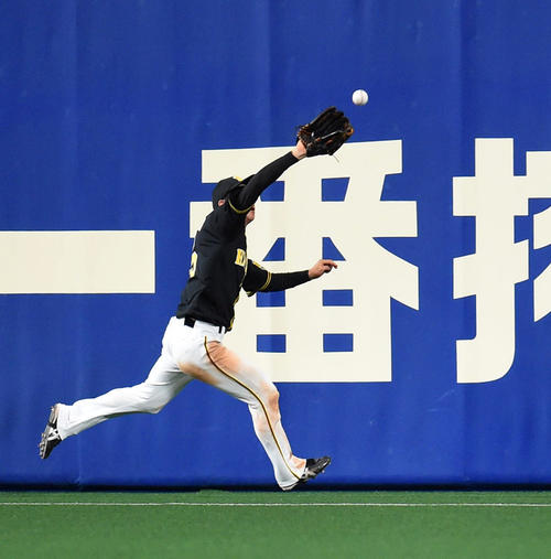 9回裏中日1死一塁、平田の打球を中堅手近本が追うが及ばず二塁打となる（撮影・森本幸一）