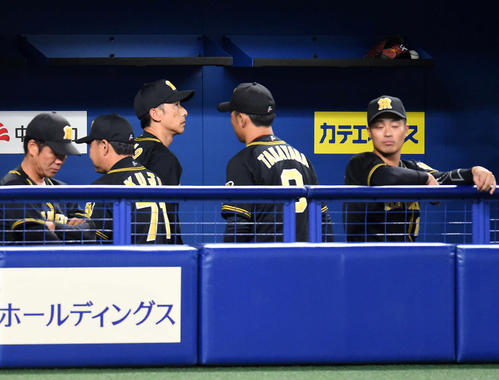 サヨナラ負けを喫し、足早に引き上げる阪神矢野監督（左から3人目）（撮影・森本幸一）