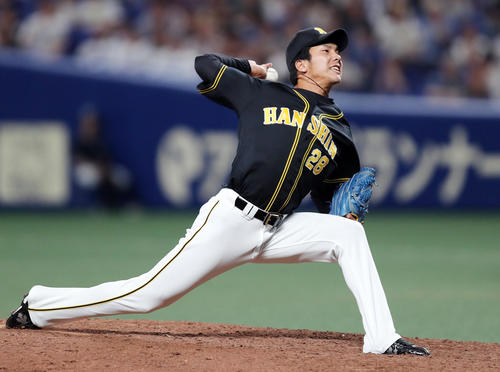 中日対阪神　9回から阪神4番手で登板する小野（撮影・前田充）