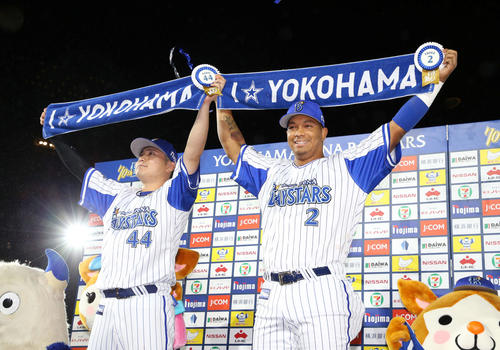DeNA対広島　お立ち台で笑顔を見せるDeNA佐野恵太（左）とロペス（撮影・鈴木正人）