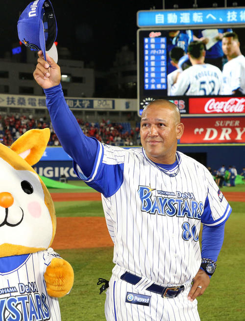 DeNA対広島　試合に勝利しファンにあいさつするDeNAラミレス監督（撮影・鈴木正人）