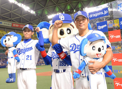 ヒーローインタビュー後、ドアラと共にポーズを決める岡田（左）と平田（右）（撮影・森本幸一）
