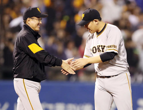 ヤクルト対巨人　試合後、10勝を挙げた山口（右）をねぎらう原監督（撮影・狩俣裕三）