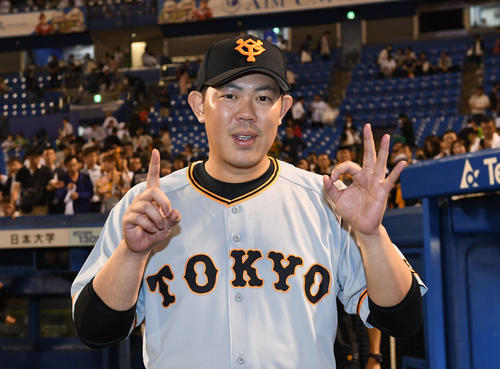 ヤクルト対巨人　10勝目をマークした巨人山口は手で「10」のポーズ（撮影・山崎安昭）