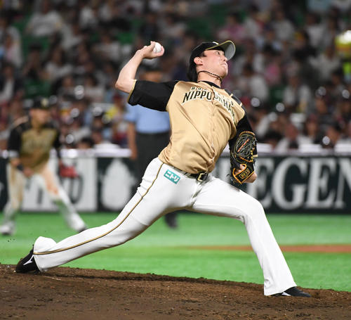 ソフトバンク対日本ハム　勝利投手の石川直也（撮影・今浪浩三）