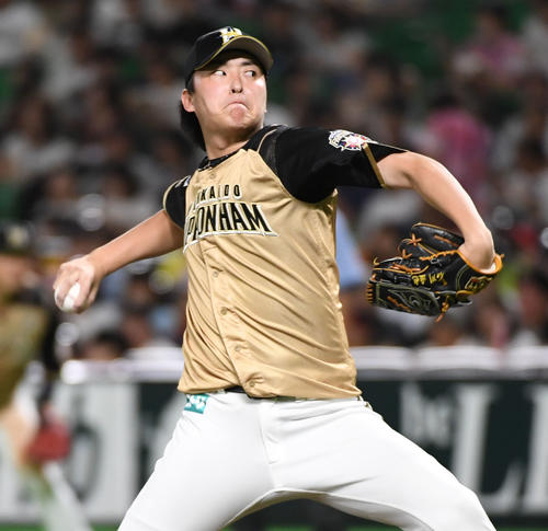 ソフトバンク対日本ハム　勝利投手の石川直也（撮影・今浪浩三）
