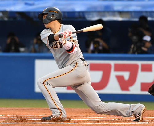 ヤクルト対巨人　1回表巨人1死、坂本勇は遊撃内野安打を放つ（撮影・山崎安昭）