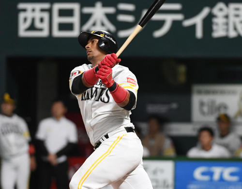 ソフトバンク対日本ハム　1回裏ソフトバンク1死、グラシアルは左中間へ本塁打を放つ（撮影・今浪浩三）