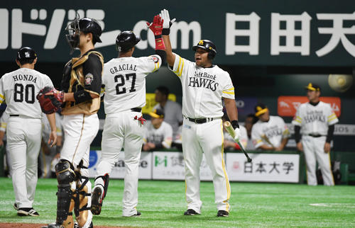 ソフトバンク対日本ハム　1回裏ソフトバンク1死、ジュリスベル・グラシアルは左越えにソロ本塁打を放ちアルフレド・デスパイネに迎えられる（撮影・今浪浩三）