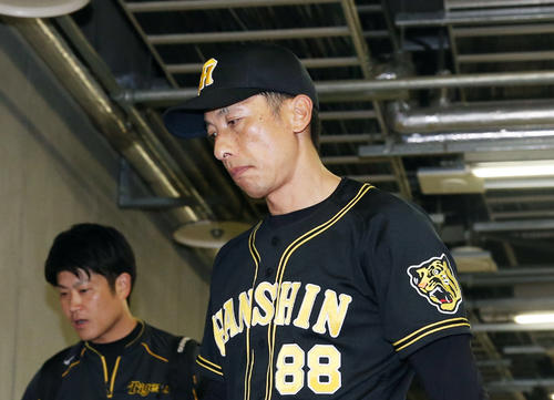中日対阪神　中日にサヨナラ負けを喫し、うつむきながら引き揚げる矢野監督（撮影・前田充）