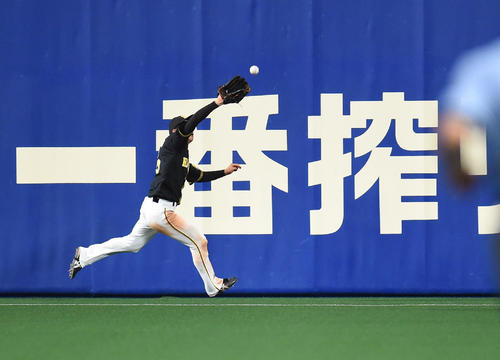 中日対阪神　9回裏中日1死一塁、平田の打球を中堅手近本が追うが及ばず二塁打となる（撮影・森本幸一）