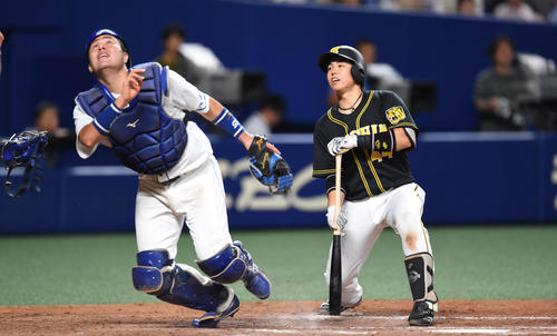 中日対阪神　9回表阪神1死一塁、捕邪飛に倒れる梅野隆太郎（撮影・森本幸一）