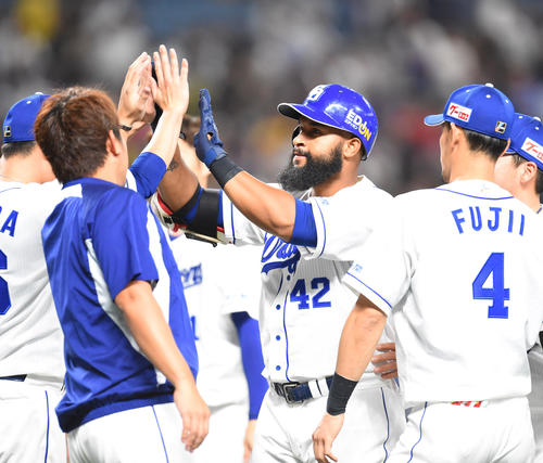 9回裏中日1死満塁、押しだし四球を選びサヨナラ勝利を呼び込んだソイロ・アルモンテとタッチを交わす松坂大輔ら中日ナイン（撮影・森本幸一）