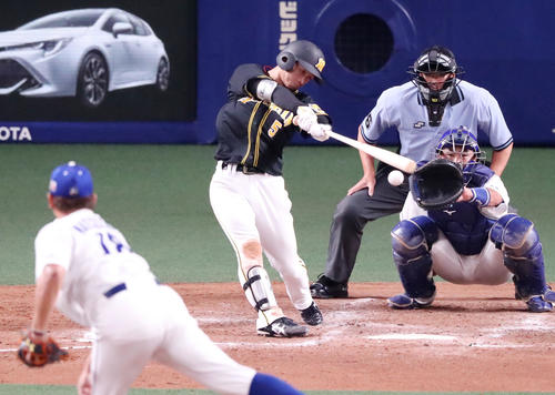 中日対阪神　3回表阪神2死、近本は中前打を放つ（撮影・加藤哉）