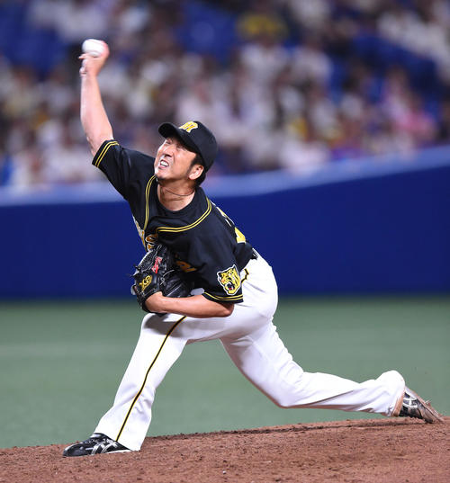7回裏、阪神2番手で登板する藤川球児（撮影・森本幸一）