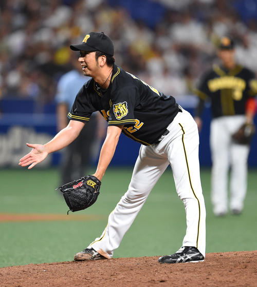 7回裏中日2死一、二塁、審判の判定に不服そうな藤川球児（撮影・森本幸一）