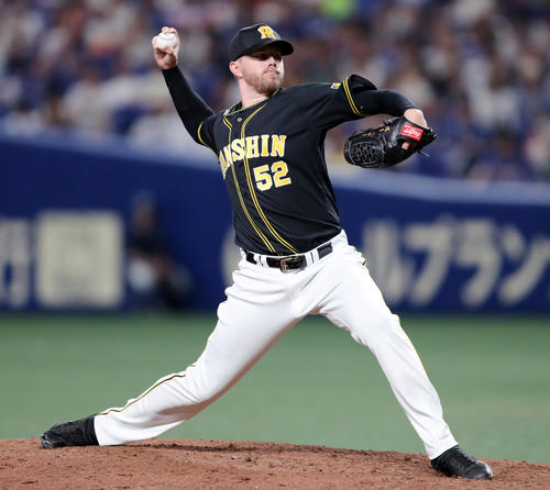 中日対阪神　8回から阪神3番手で登板するジョンソン（撮影・前田充）